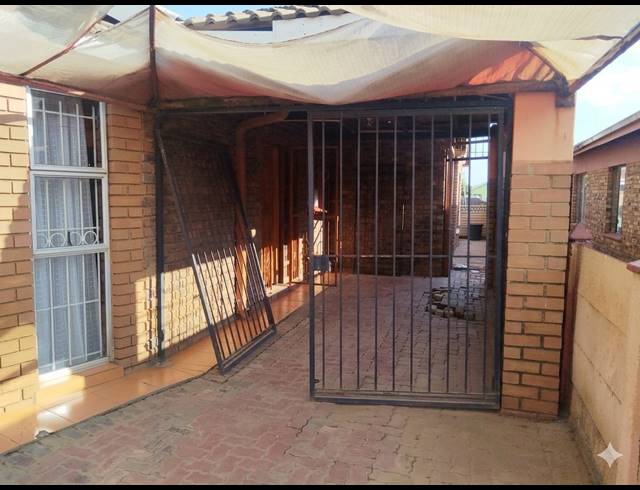 3 BEDROOM HOUSE FOR SALE IN SEBOKENG ZONE 10